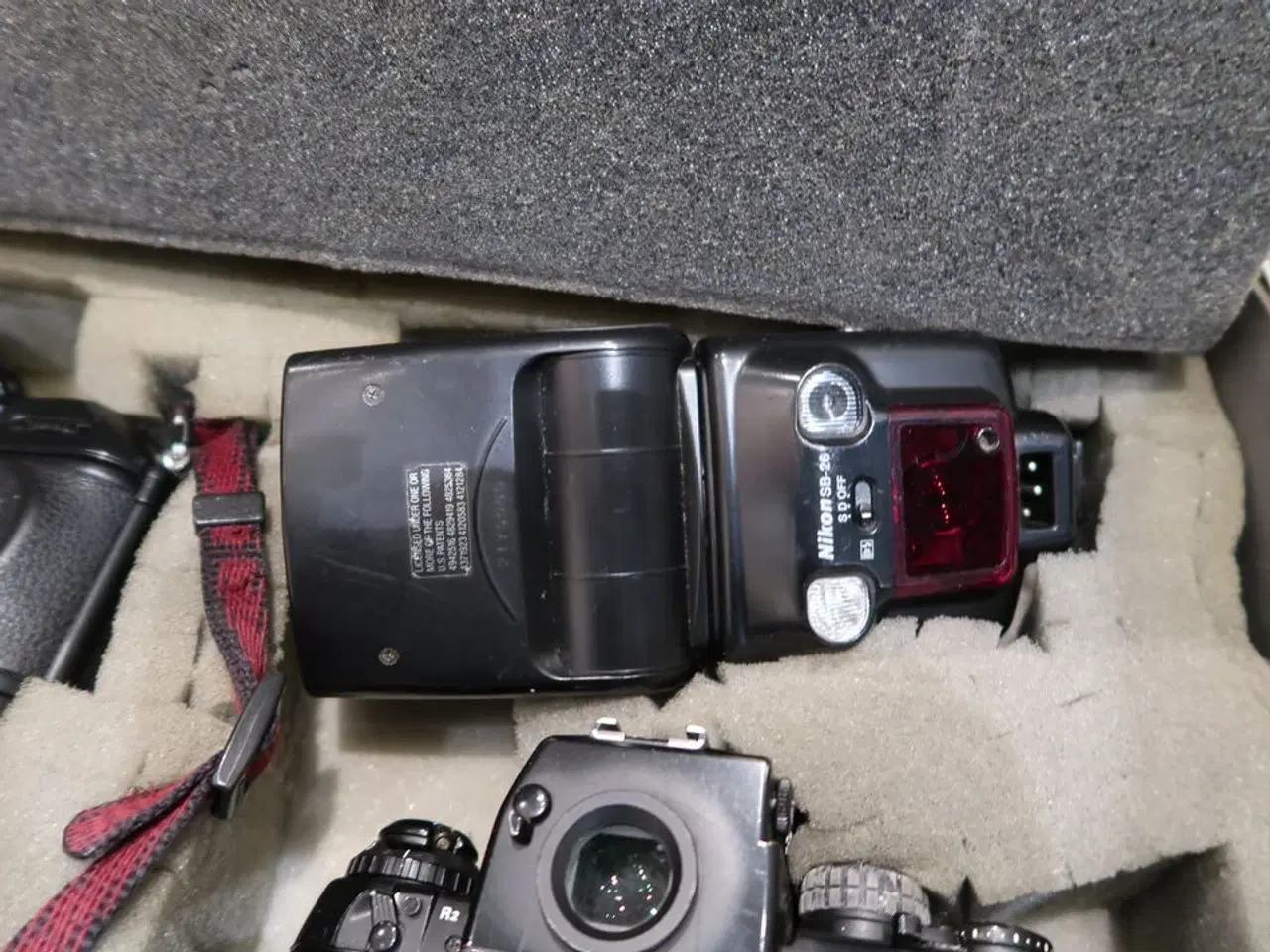 Billede 5 - Kuffert med 2 stk. kamera NIKON MB-23, 3052380 samt flash