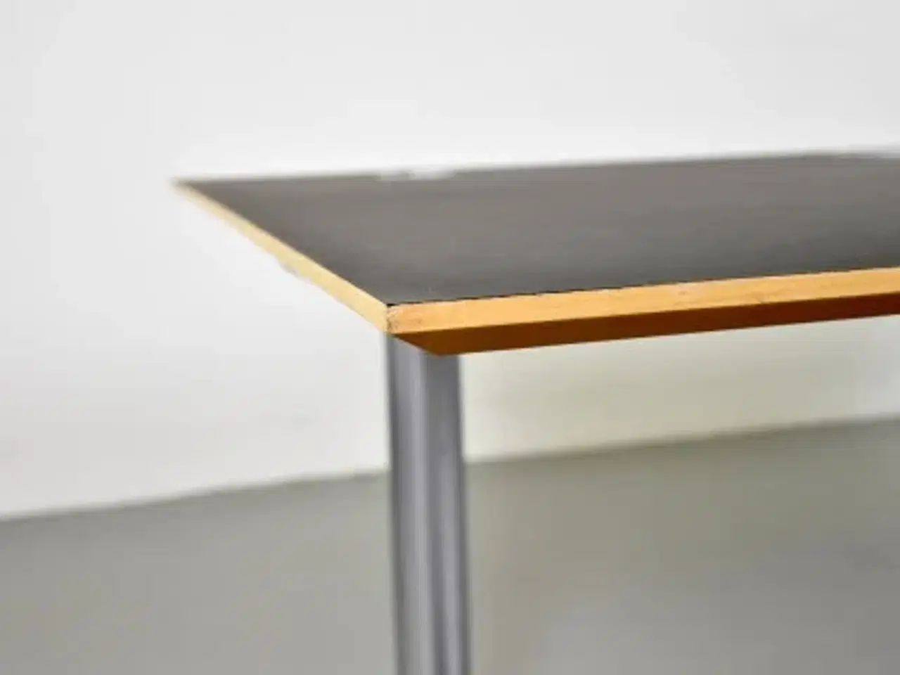 Billede 10 - Duba b8 hæve-/sænkebord med sort linoleum og mavebue, 200 cm.