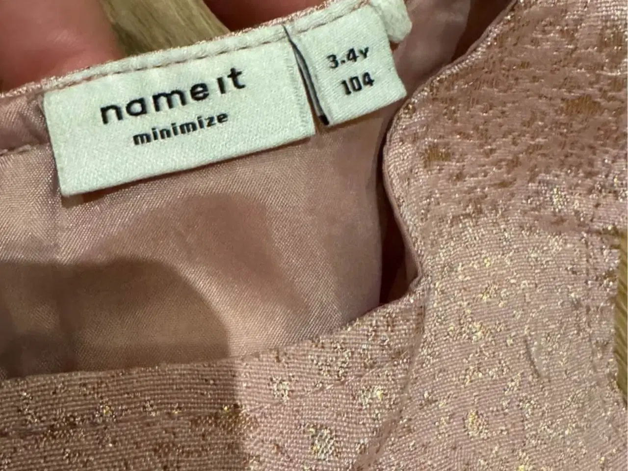 Billede 4 - Kjole med guldglimmer