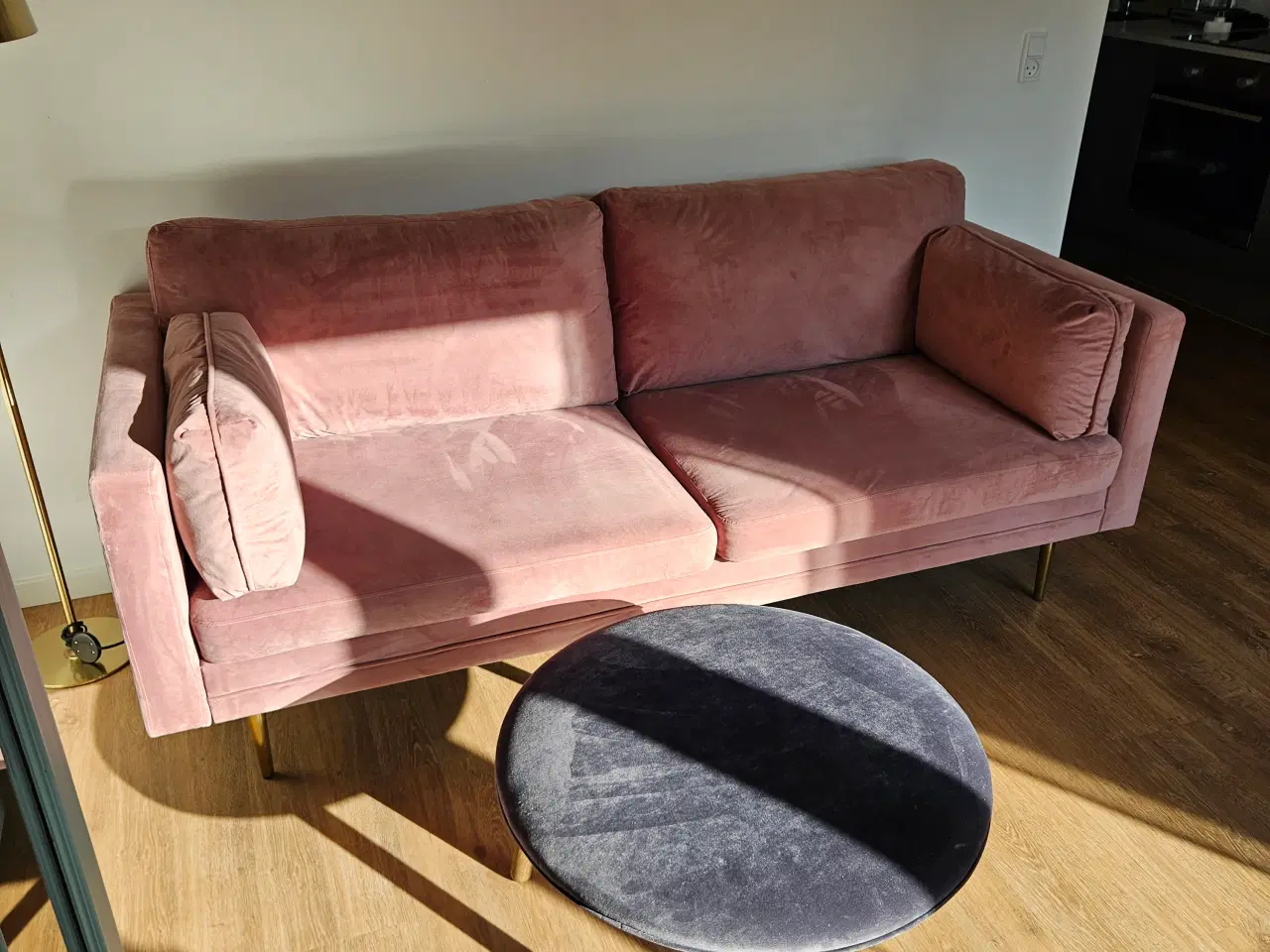 Billede 2 - Flot moderne velour sofa i rosa