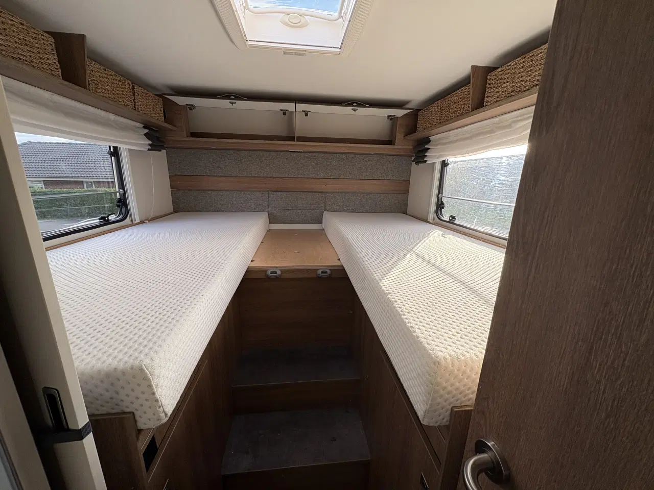 Billede 4 - Dethleffs I7057 EBL med face-to-face siddegruppe