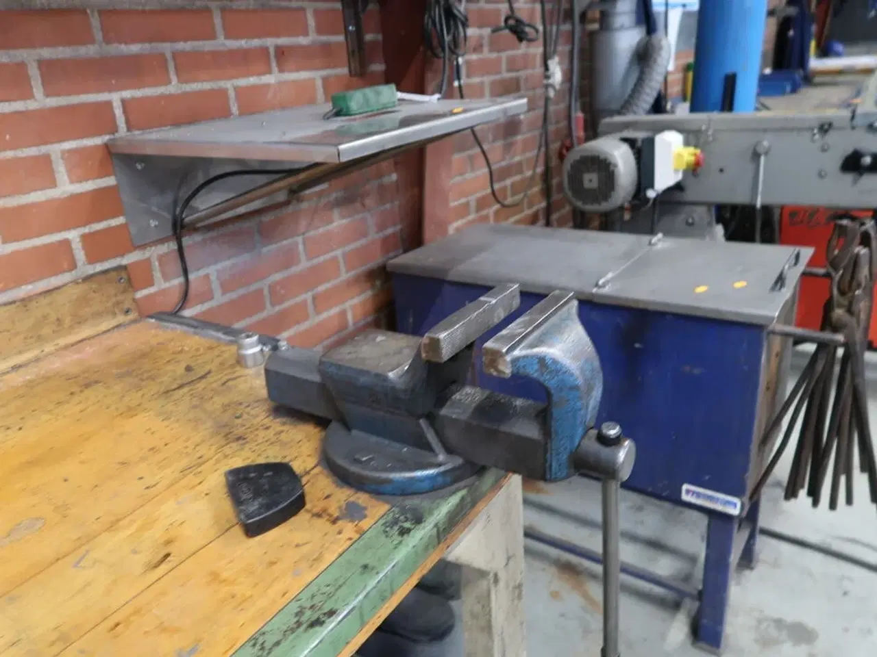 Billede 4 - Arbejdsbord med skruestik samt div. Værktøj