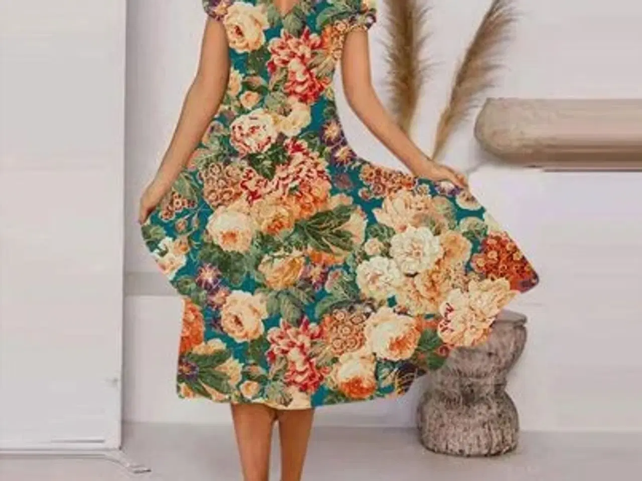 Billede 1 - Blomstret print kjole med korte ærmer/medi/Med-lar