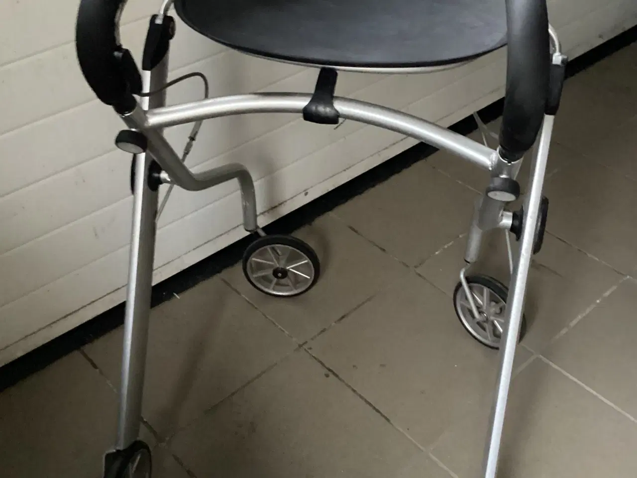 Billede 1 - Inddøres rollator med bakke 