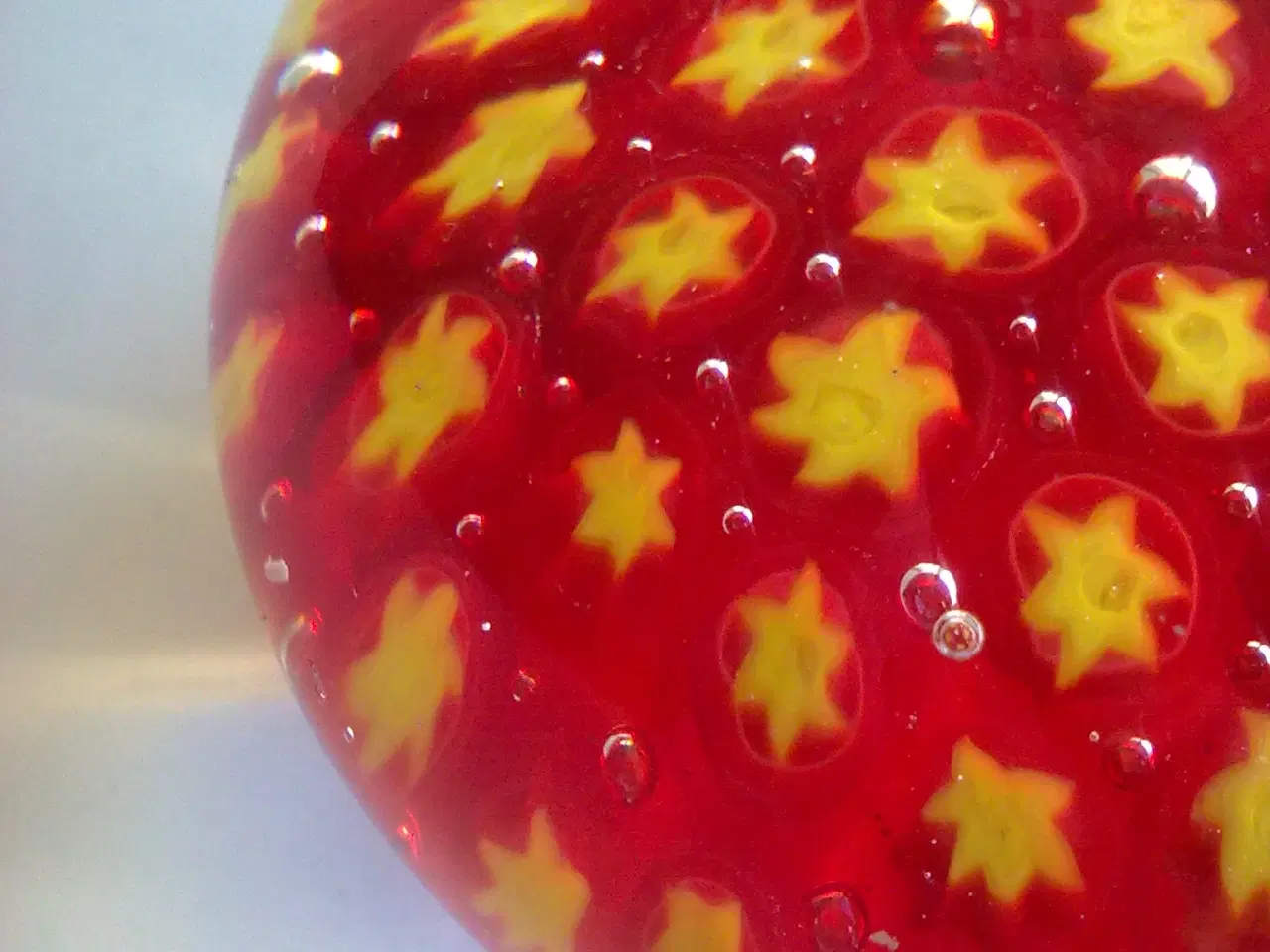 Billede 1 - Brevpresse glaskugle m gule stjerner