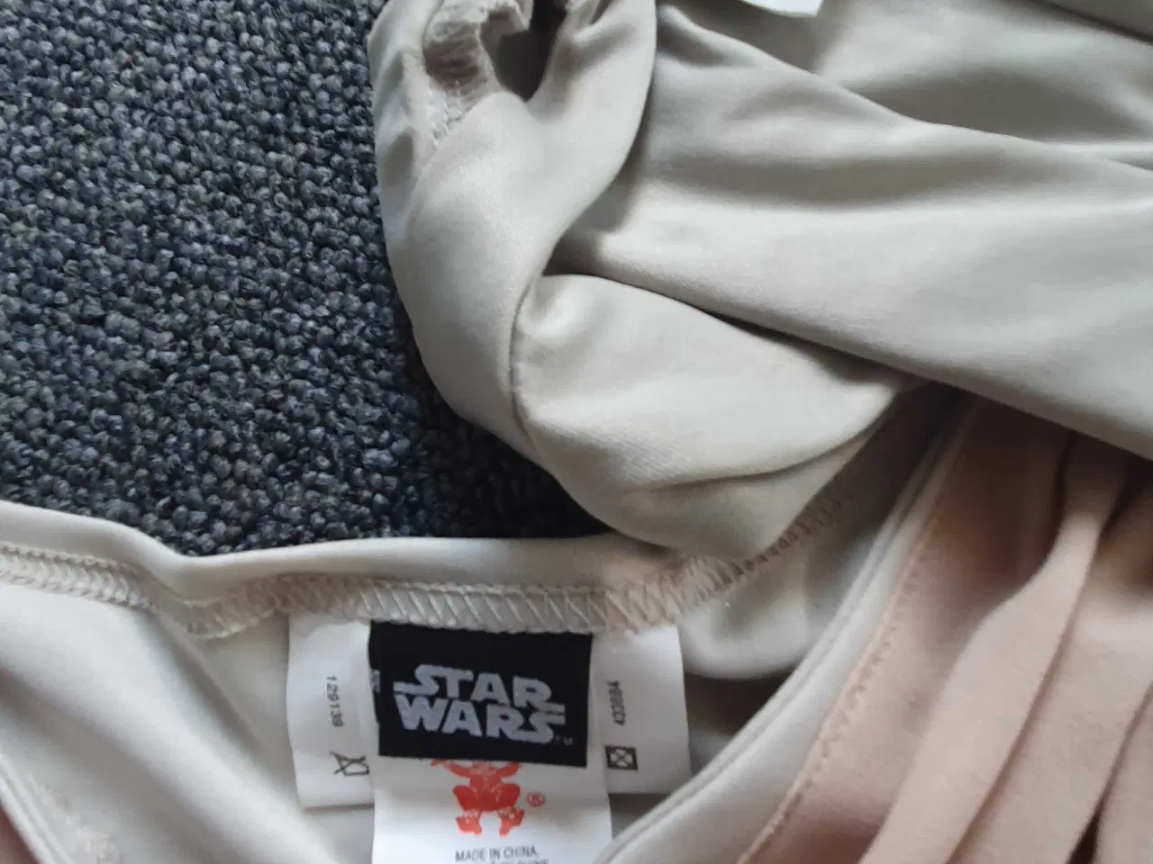 Billede 3 - Star wars dragt  Str  140