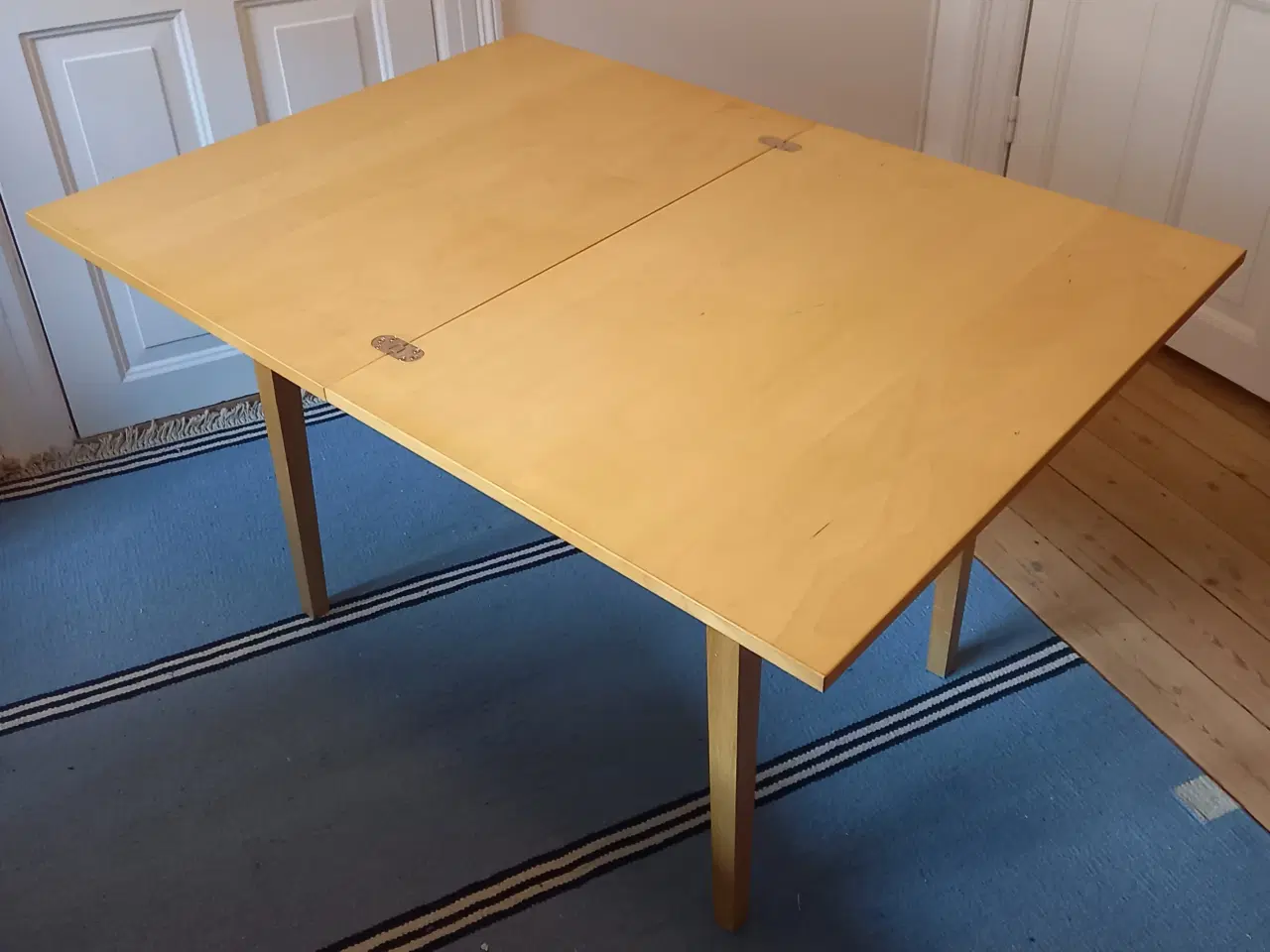 Billede 5 - Spisebord - bordplade kan drejes og foldes ud