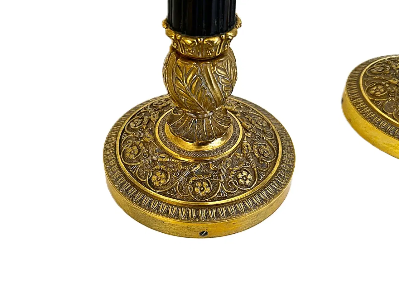 Billede 4 - Et par lysestager i forgyldt og patineret bronze.