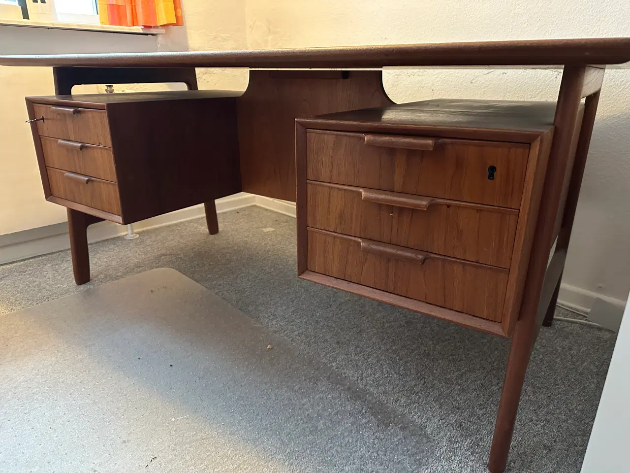 Billede 1 - Fritstående teak skrivebord med svævende skuffer