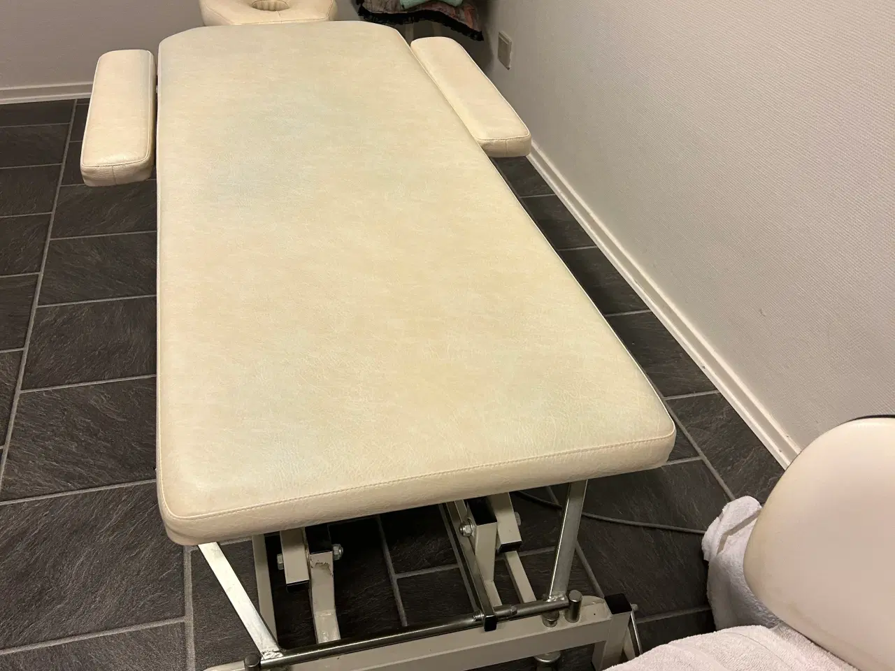 Billede 2 - Klinik udstyr el briks ,el behandler stol