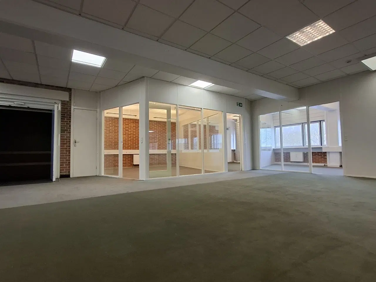 Billede 35 - Suveræn Beliggenhed – Showroom. Klinik, Butik, Gaming, Kontor mm. – Stort åbent areal i midten og mindre cellekontorer i glas.