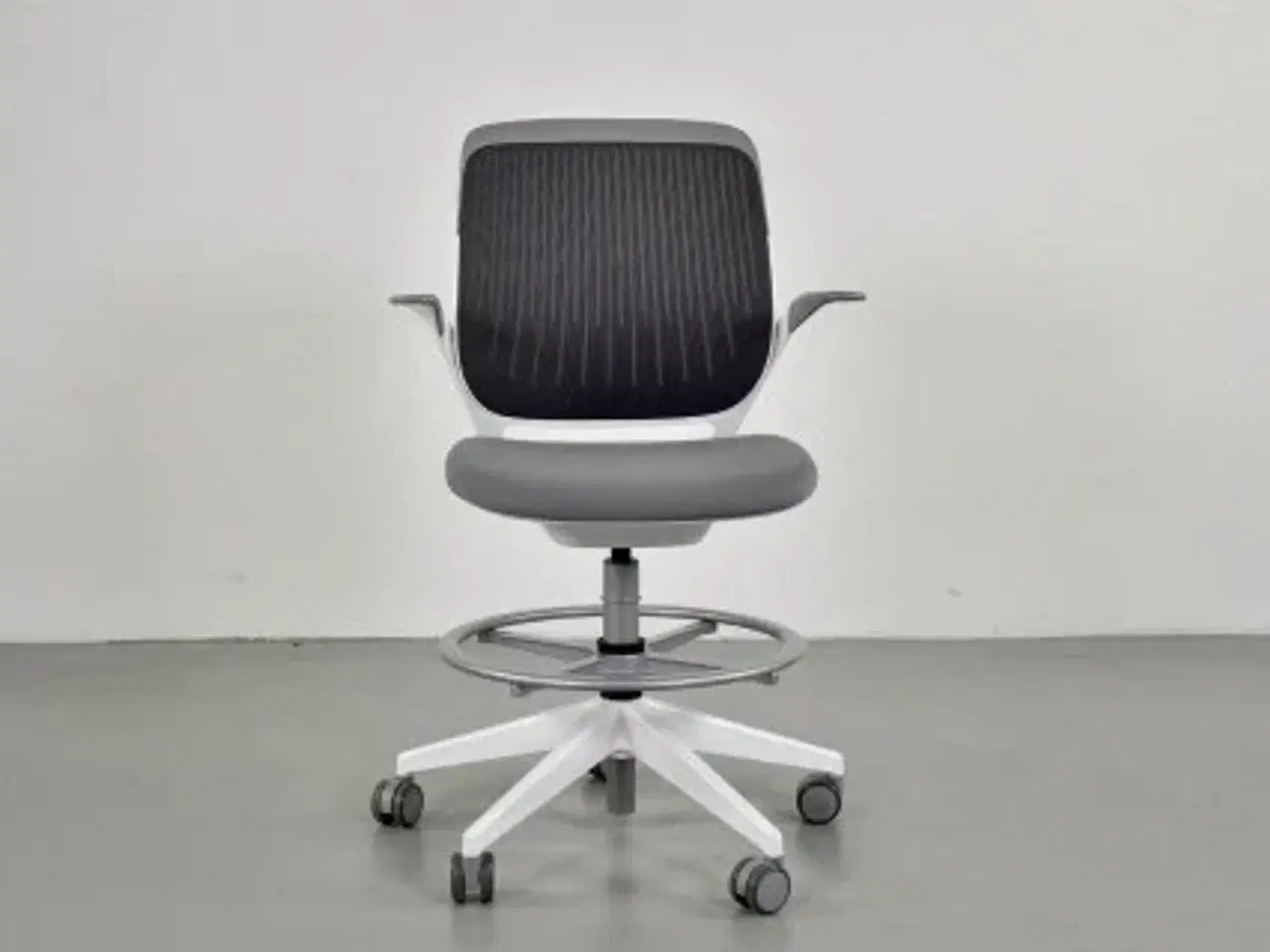 Billede 1 - Steelcase cobi møde-/kontorstol med armlæn, grå polster og hvidt stel, med hjul
