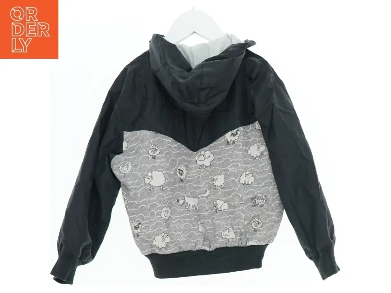 Billede 2 - Børnejakke med hætte og mønster fra Bjrkvin (str. 104)