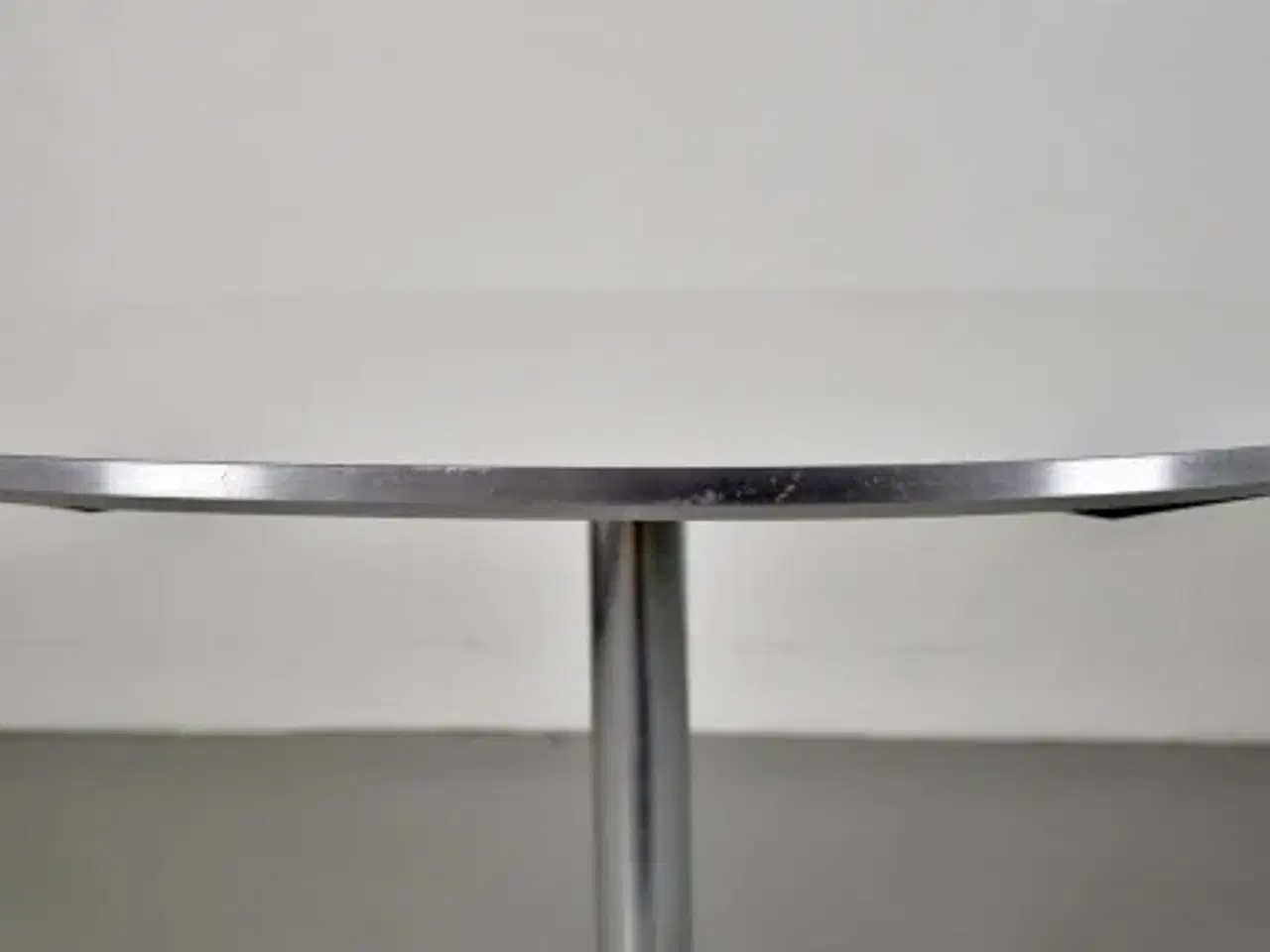 Billede 6 - Fritz hansen cafébord i hvid med metal kant