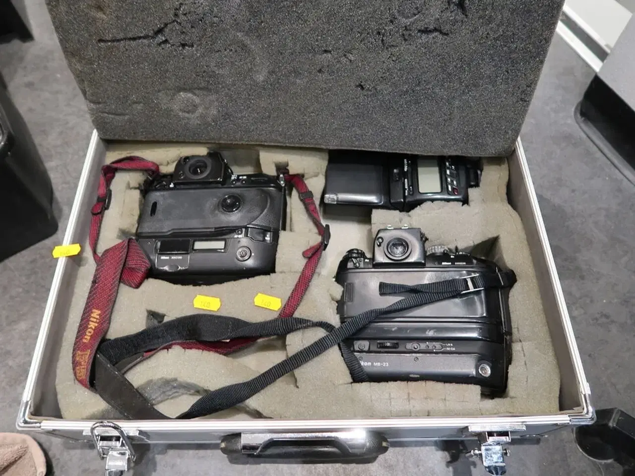 Billede 1 - Kuffert med 2 stk. kamera NIKON MB-23, 3052380 samt flash