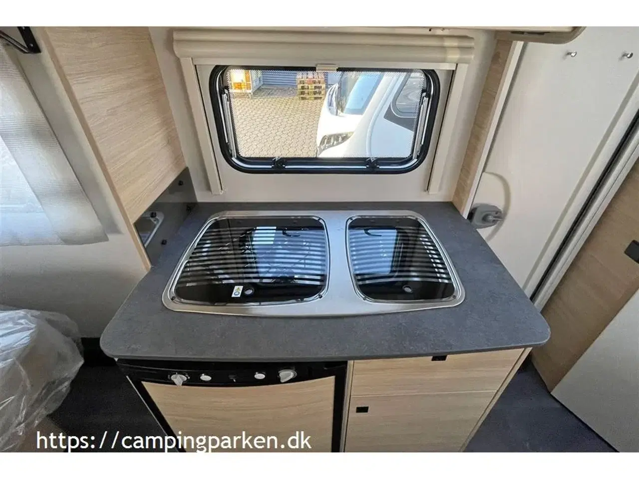 Billede 5 - 2024 - Caravelair ALBA 460 ARTIC   Let rejsevogn med mover, tagmonteret boksmarkise og meget mere - til elbilen