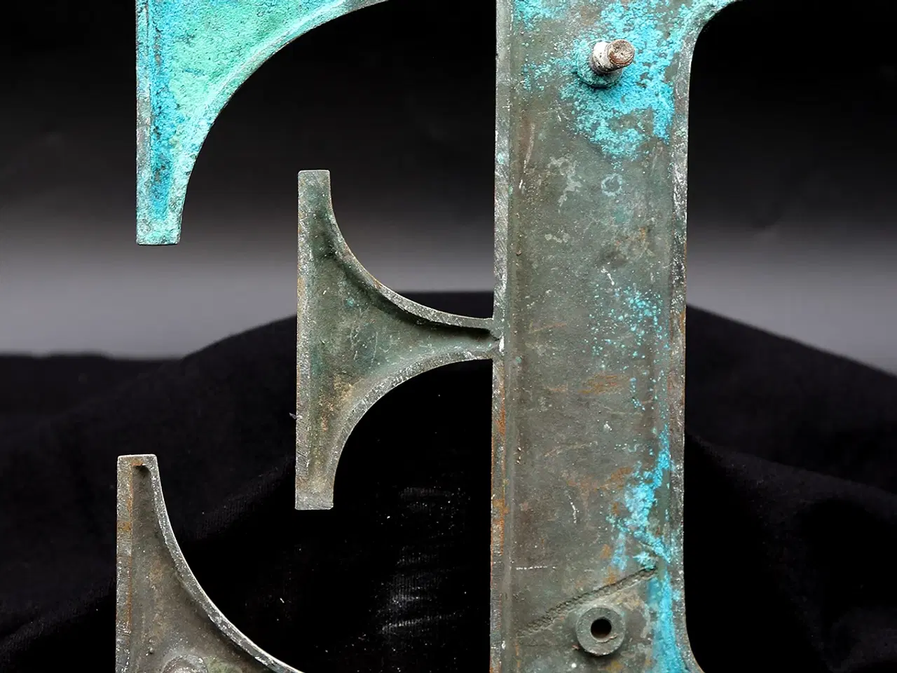 Billede 6 - Messing facadebogstav “E” – rå patina