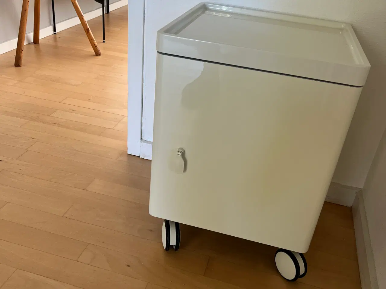 Billede 3 - Lille skab på hjul