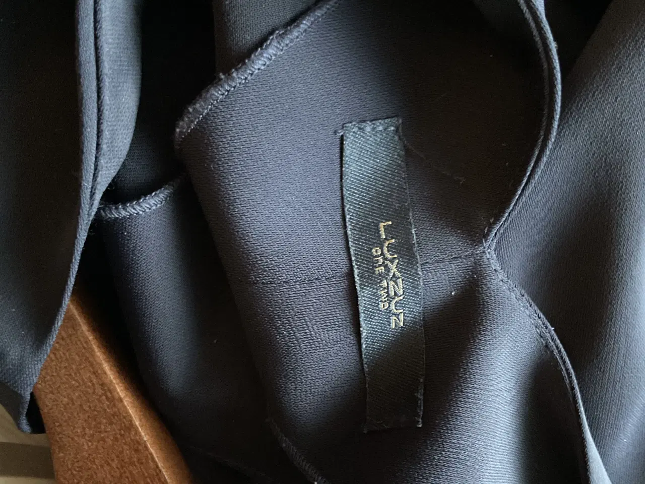 Billede 3 - Pæn mørkeblå kjole str 38  - mærke LUXZUZ 