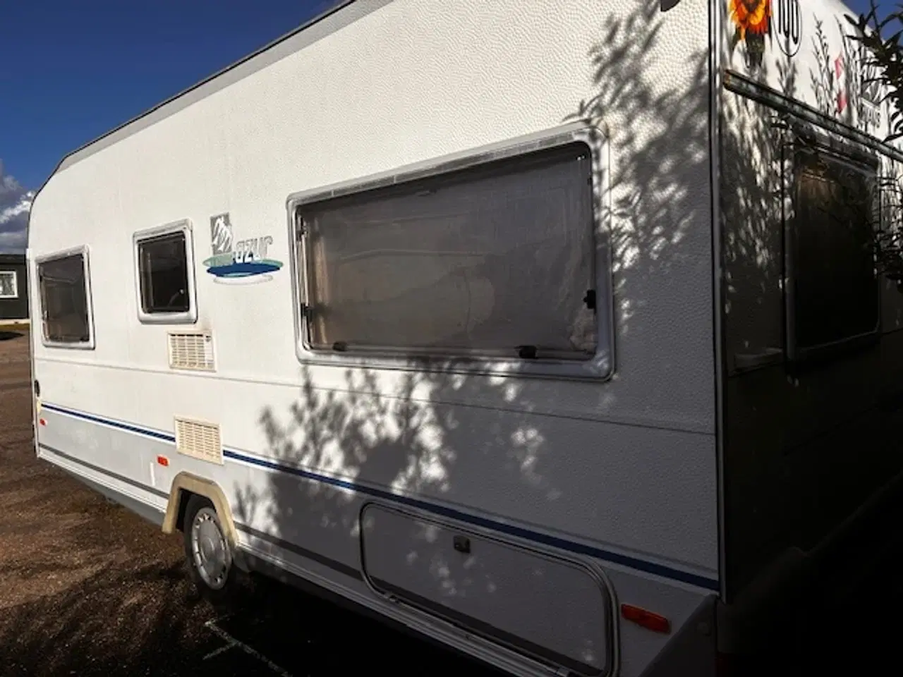 Billede 2 - Rummelig Knaus Azur 495, årgang 1999. 