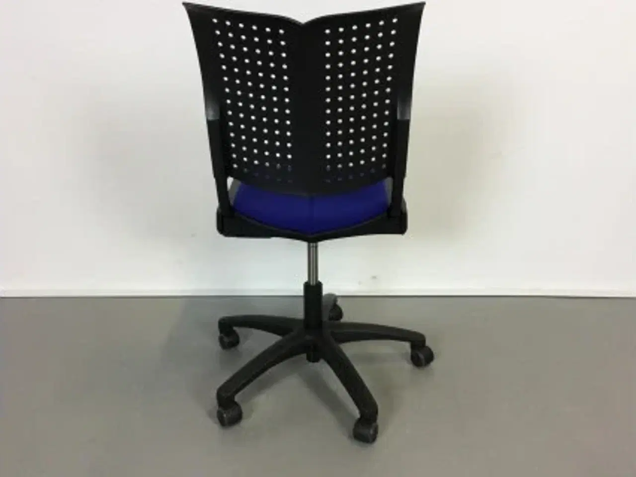 Billede 3 - Häg conventio w kontorstol i sort med blå polsteret sæde og stel