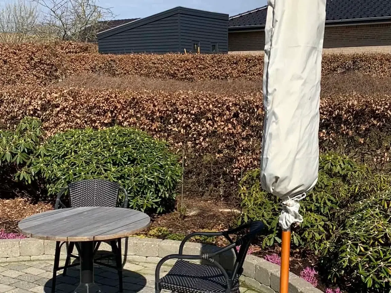 Billede 5 - Skagerak parasol i beige med træstang og granitfod