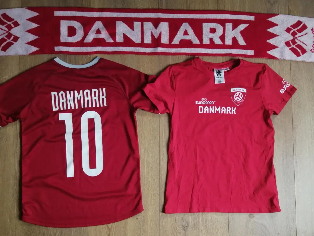 Billede 1 - 2 DANMARK FAN TSHIRT, STR. 10-12 ÅR OG HALSTØRKLÆ.
