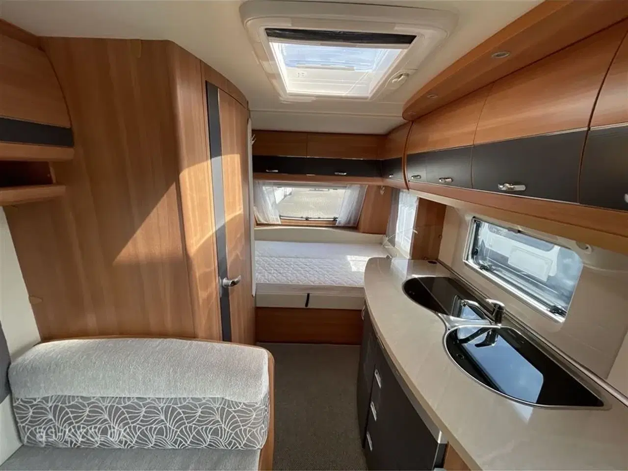 Billede 4 - 2013 - Hobby De Luxe 440 SF   Hobby de Luxe 440 SF årgang 2013. 4 sovepladser, 5 siddepladser, Mover, gulvvarme, tæppe i vognen, Isabella Capri 2,5 m fortelt