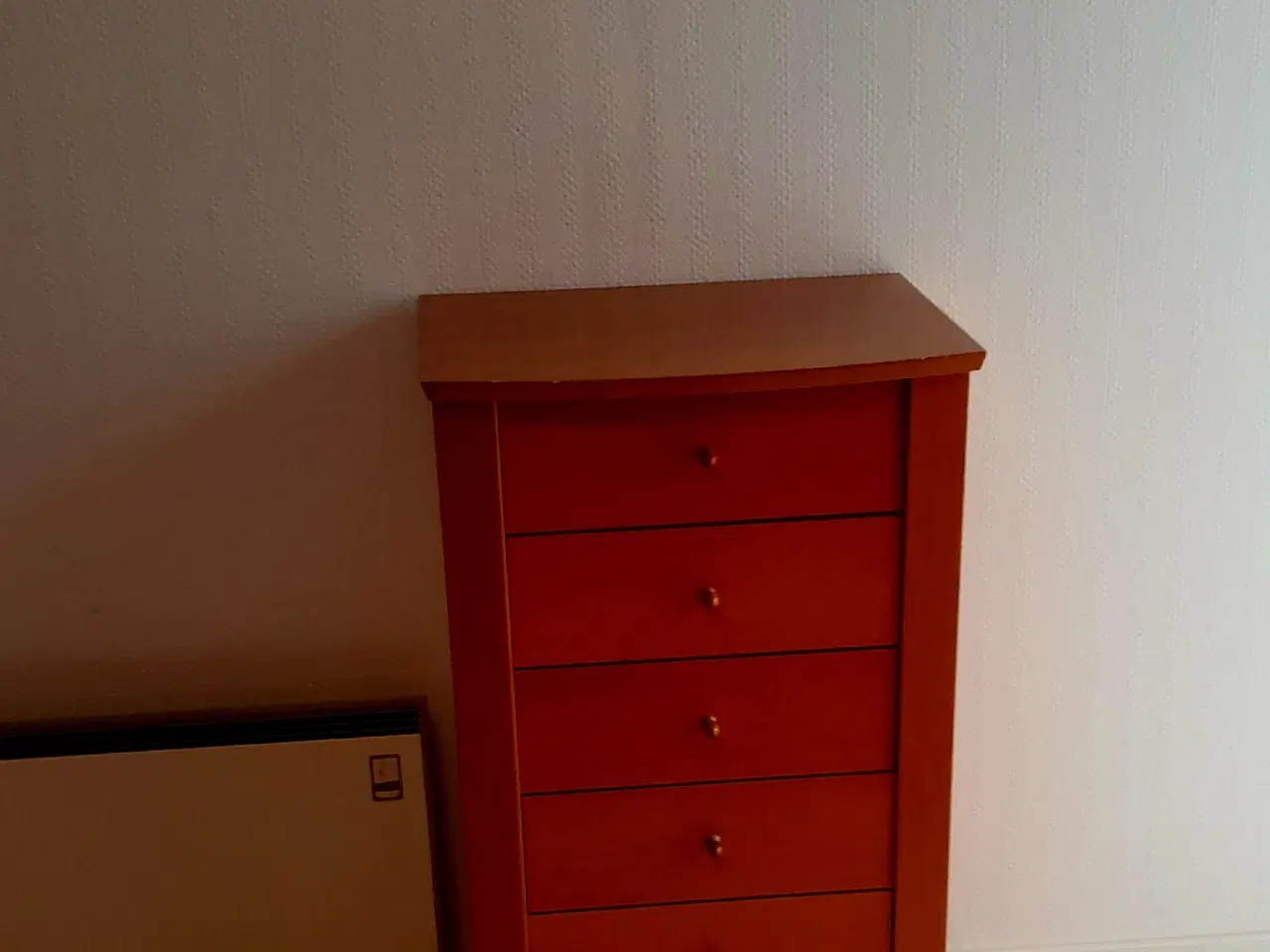 Billede 3 - soveværelse (skab, seng, natbord, skuffekonsol)