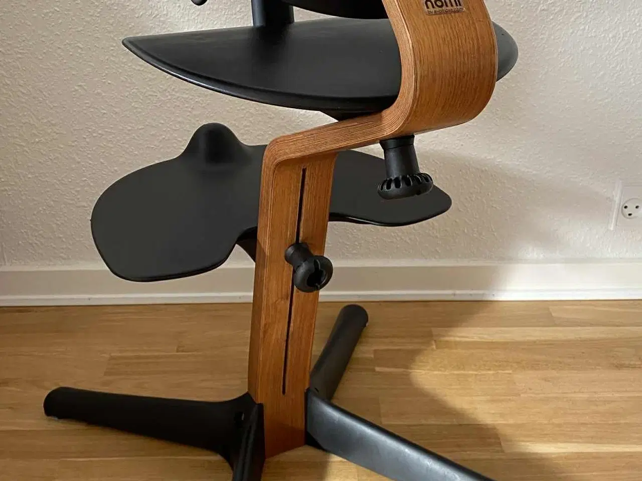 Billede 2 - Nomi højstol fra stokke i valnød/sort
