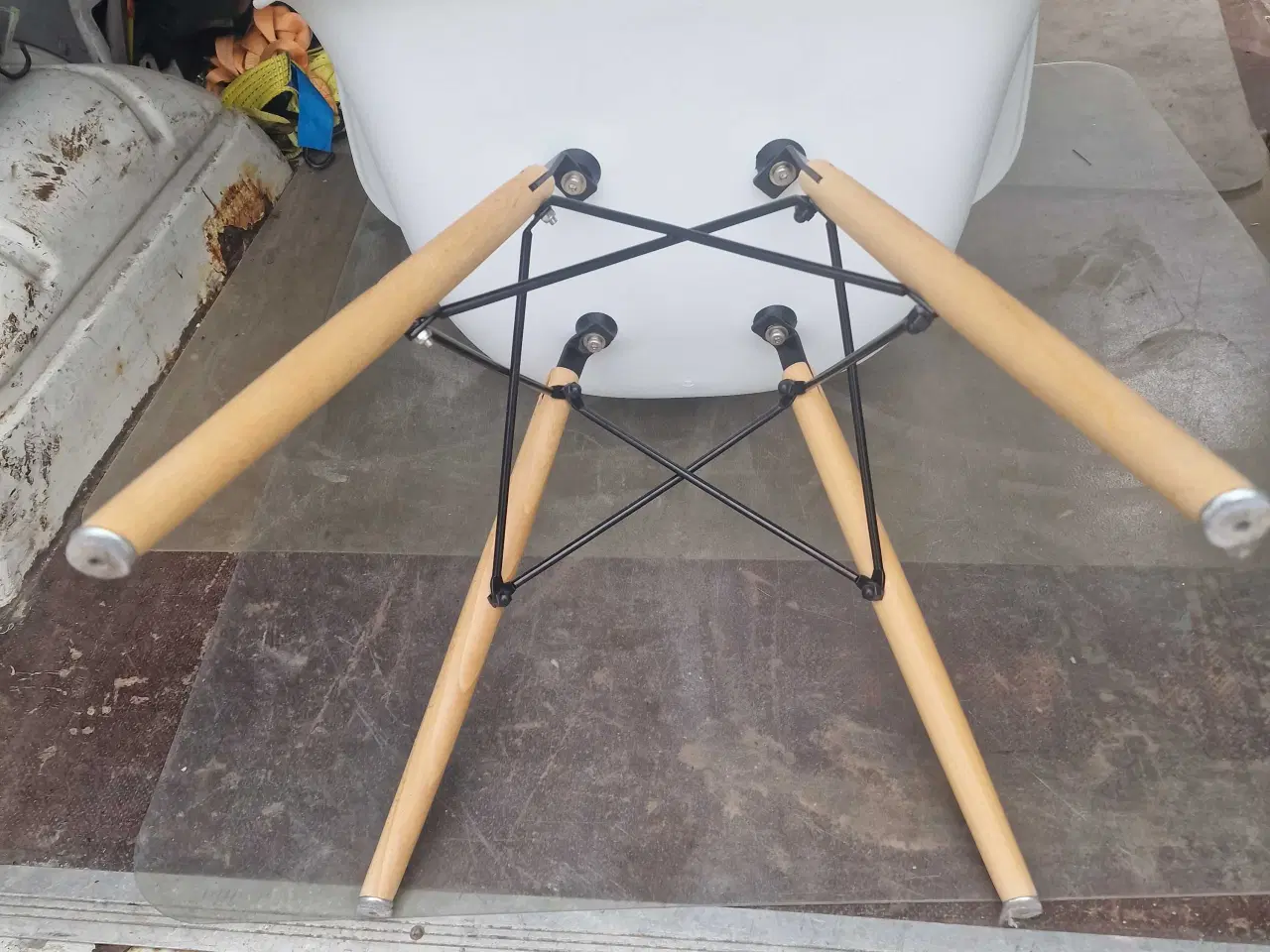 Billede 3 - Skalstol i hård hvid plast 