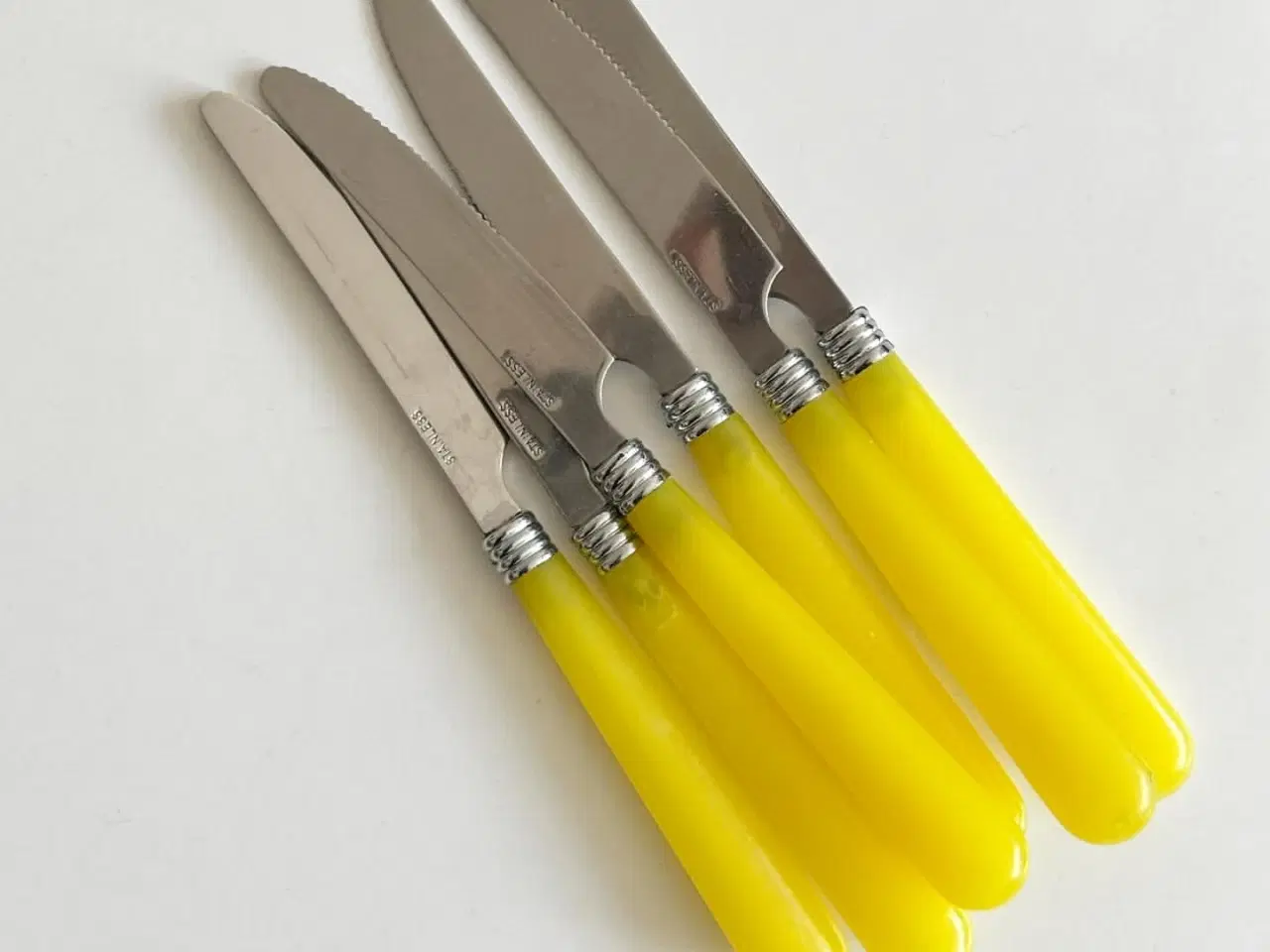 Billede 2 - Retro knive, stål og gul plast, 6 stk samlet