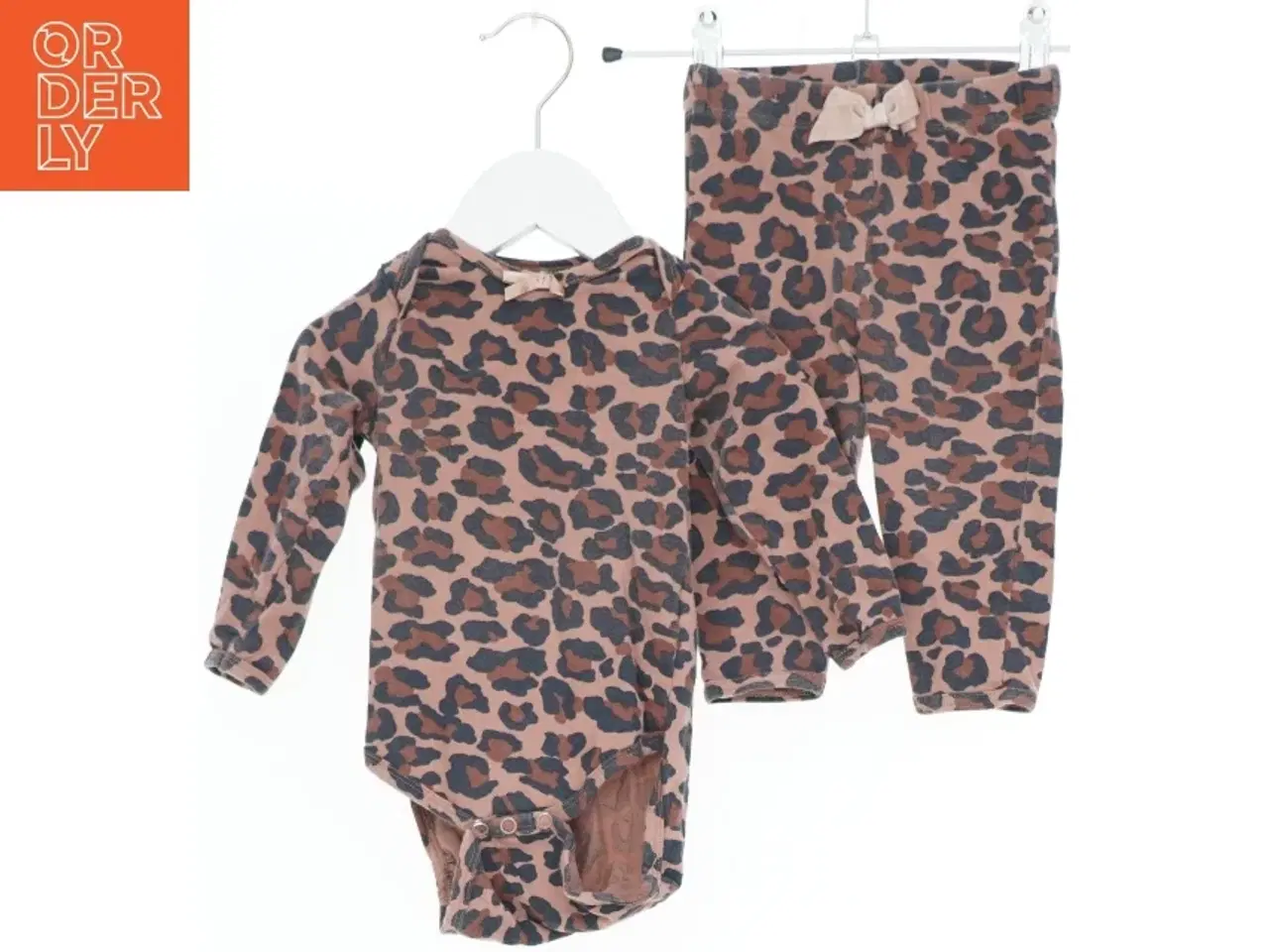 Billede 1 - Leopard mønstret bodystocking og bukser sæt fra Krymmel (str. 68)