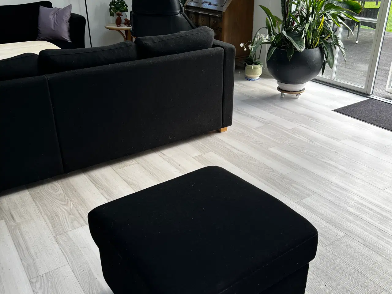 Billede 1 - Sofa 4+2+puf, sort , uld, velholdt 