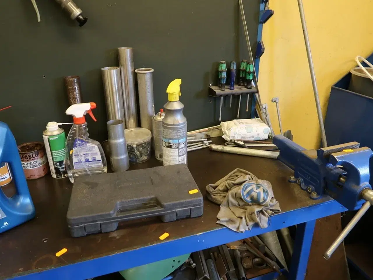 Billede 4 - Arbejdsbord med skruestik samt værktøjstavle med div. Værktøj