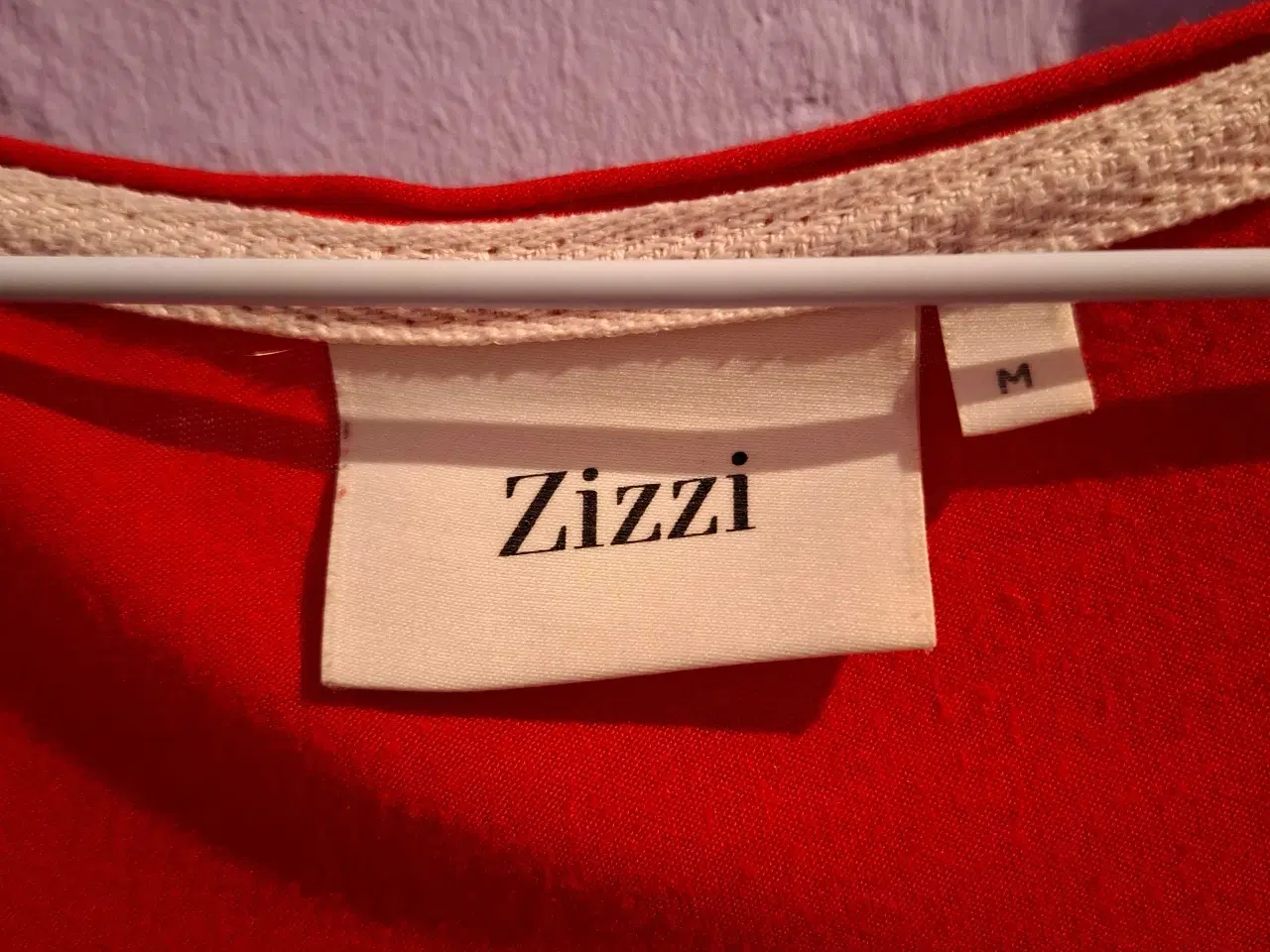 Billede 3 - Rød bluse i M fra Zizzi