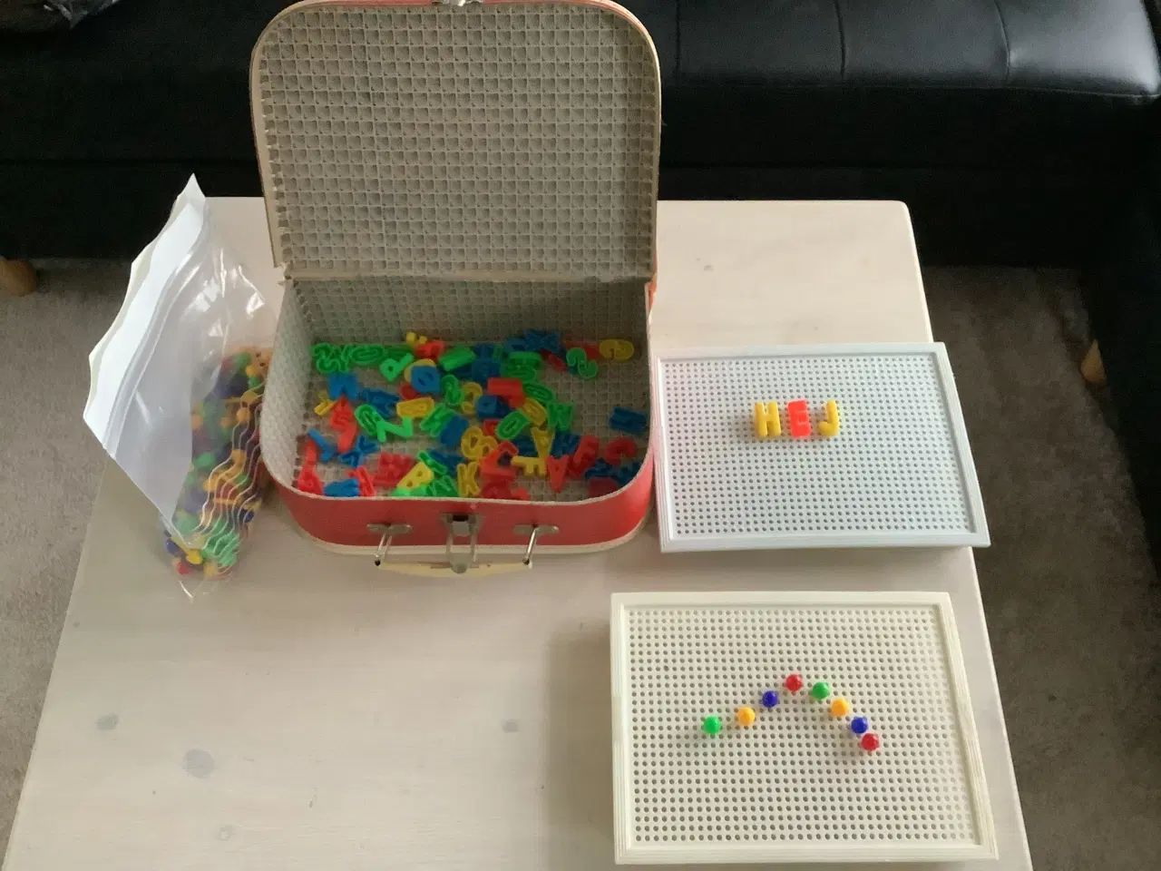 Billede 5 - Mosaik med bogstaver og stifter i 4 farver + kasse