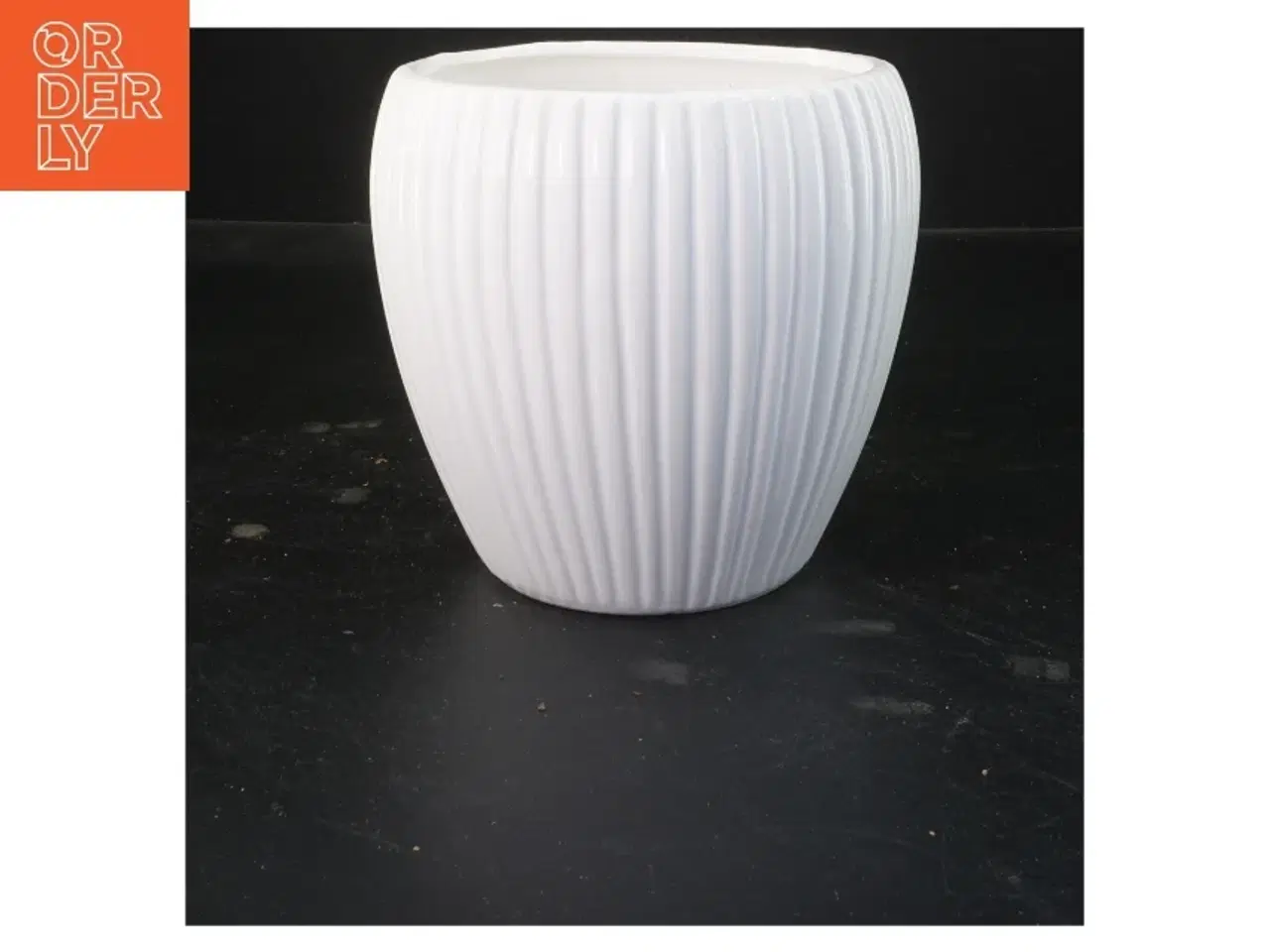 Billede 1 - Hvid keramikpotte med riller (str. Ø 14x13 cm)