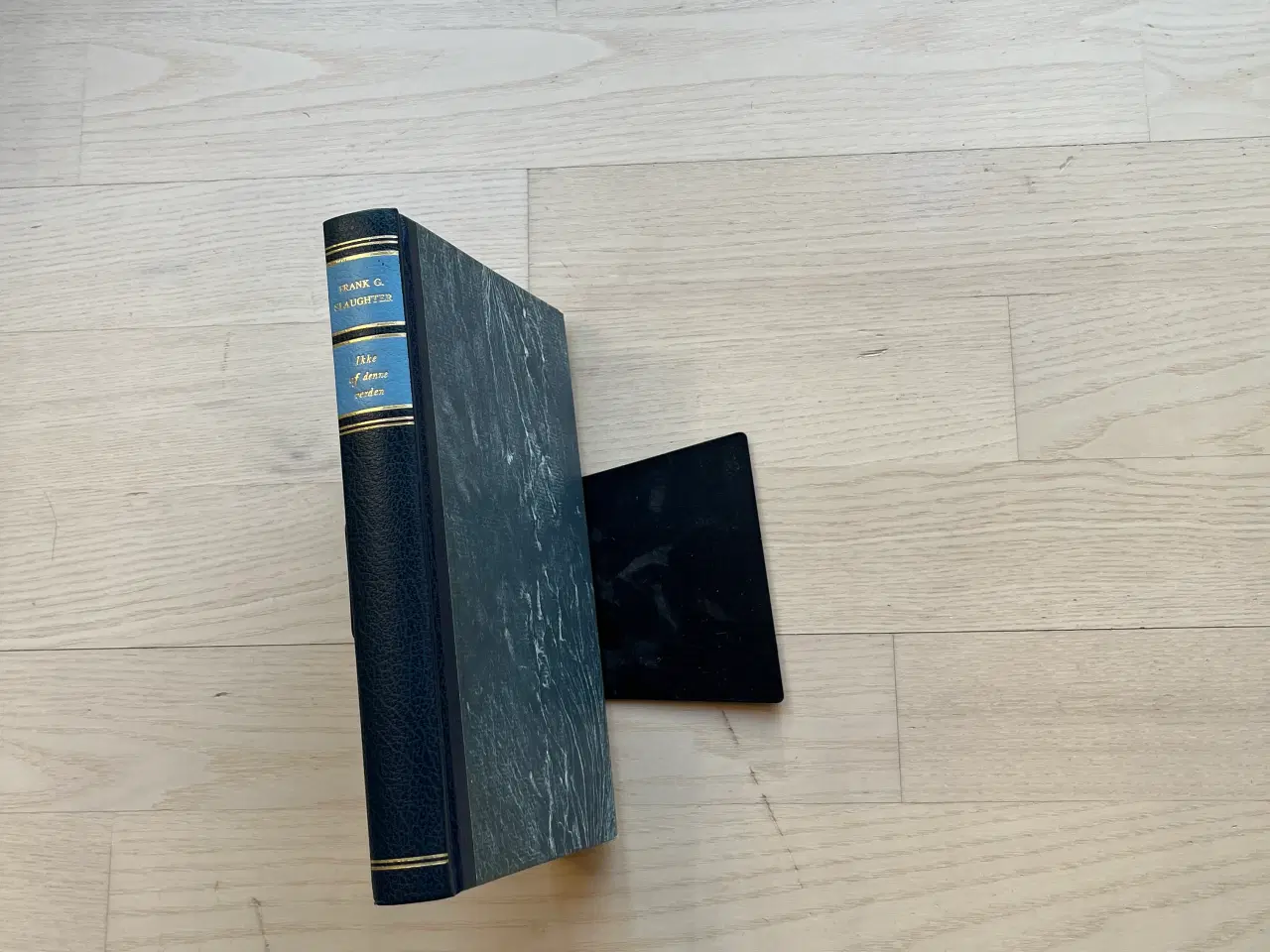 Billede 1 - Ikke af denne verden - af Frank G. Slaughter