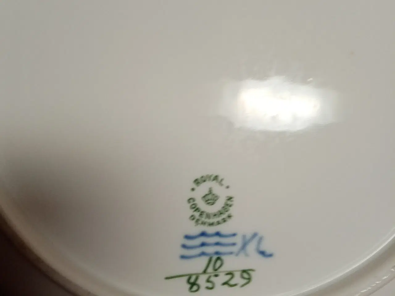 Billede 2 - 10/8529 Stort kantet fad. Blå blomst Ø = 26 cm