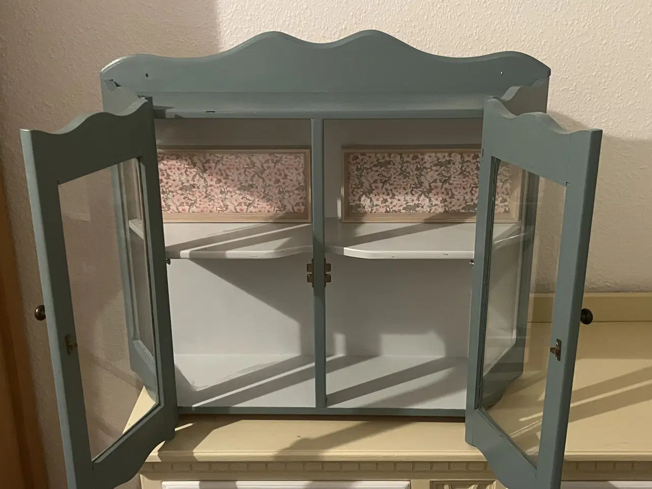 Billede 2 - Stabilt og tungt vægskab