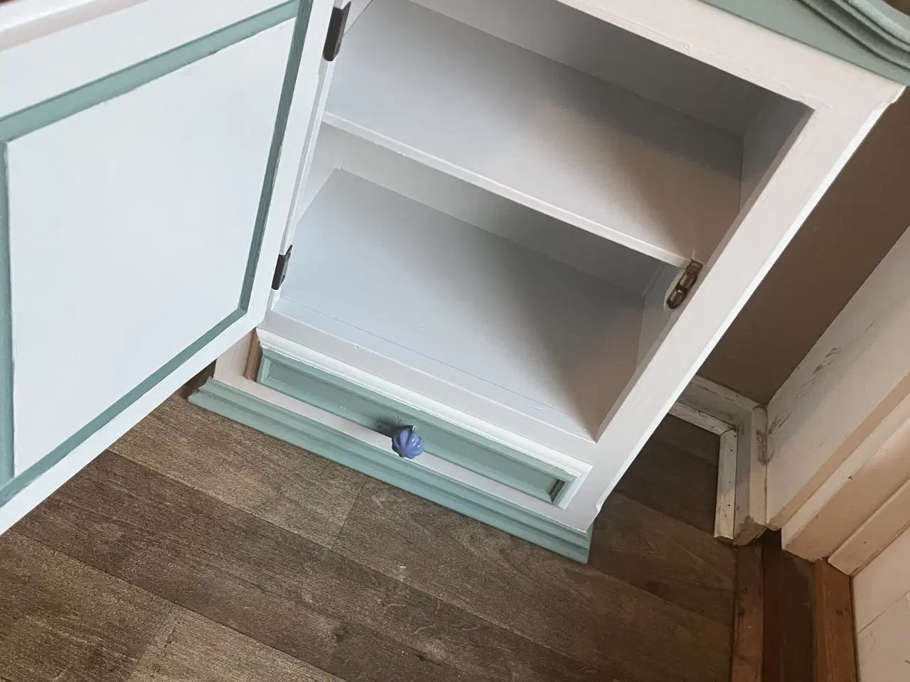 Billede 2 - Pæn Vægskab i klassisk stil 