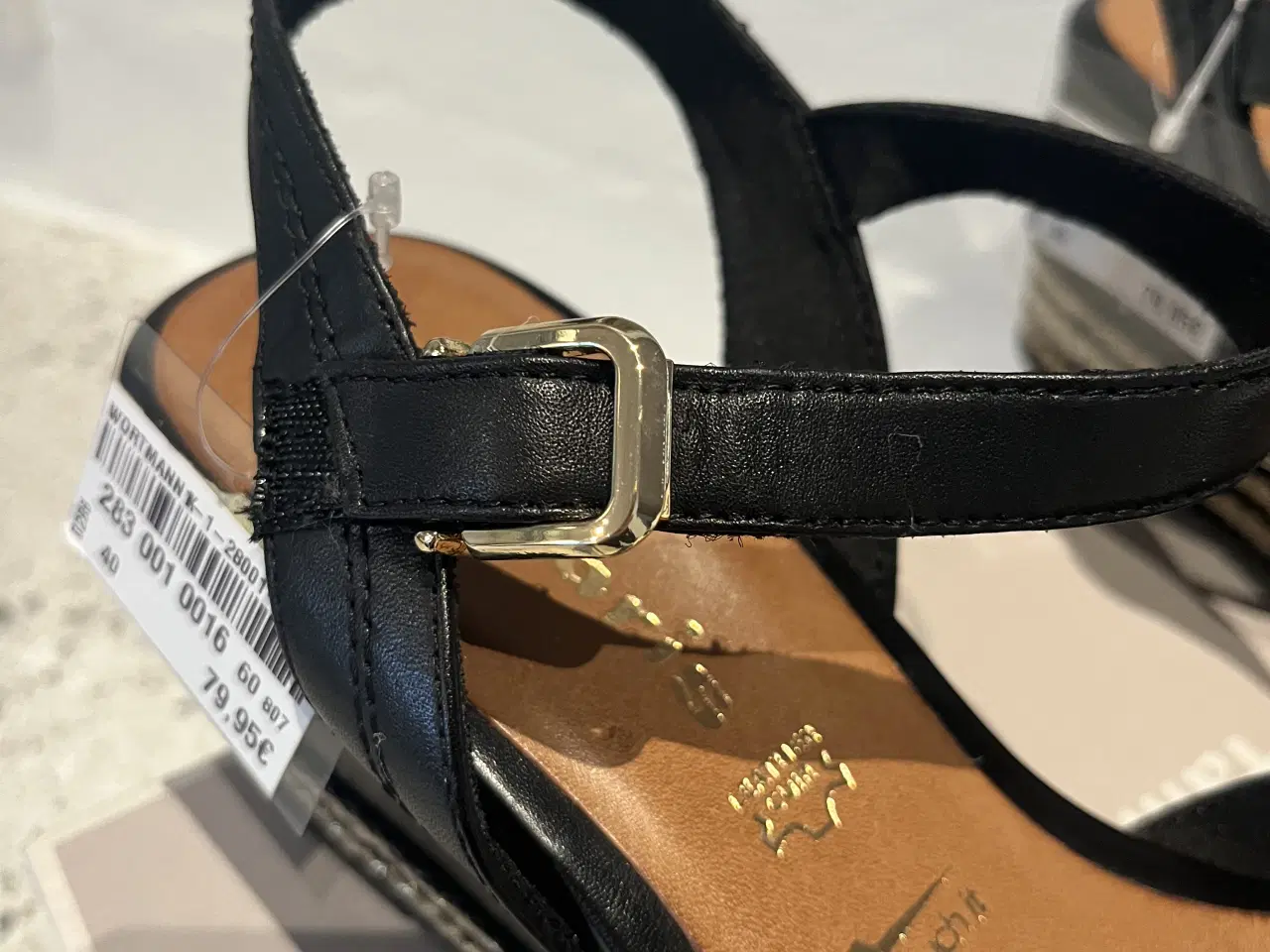 Billede 3 - Tamaris sandaler sort/guld