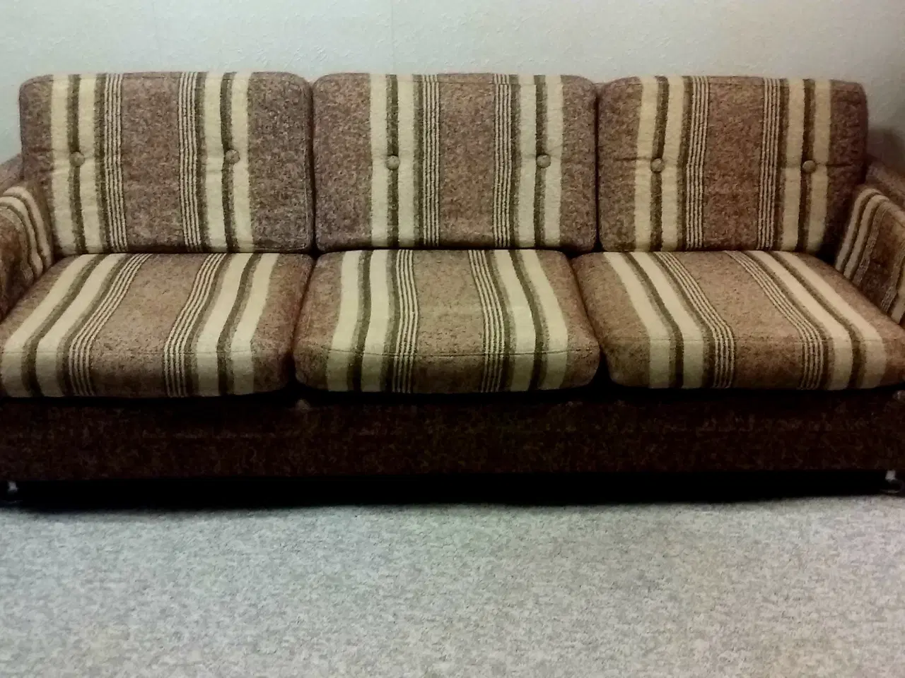 Billede 3 - 3 persons sofa + 2 lænestole brun / hvide striber 