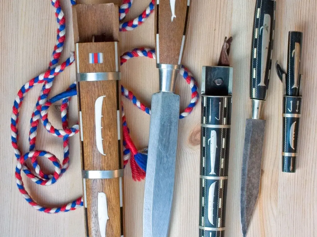Billede 1 - Grindeknive og andre genstande fra færøsk kultur