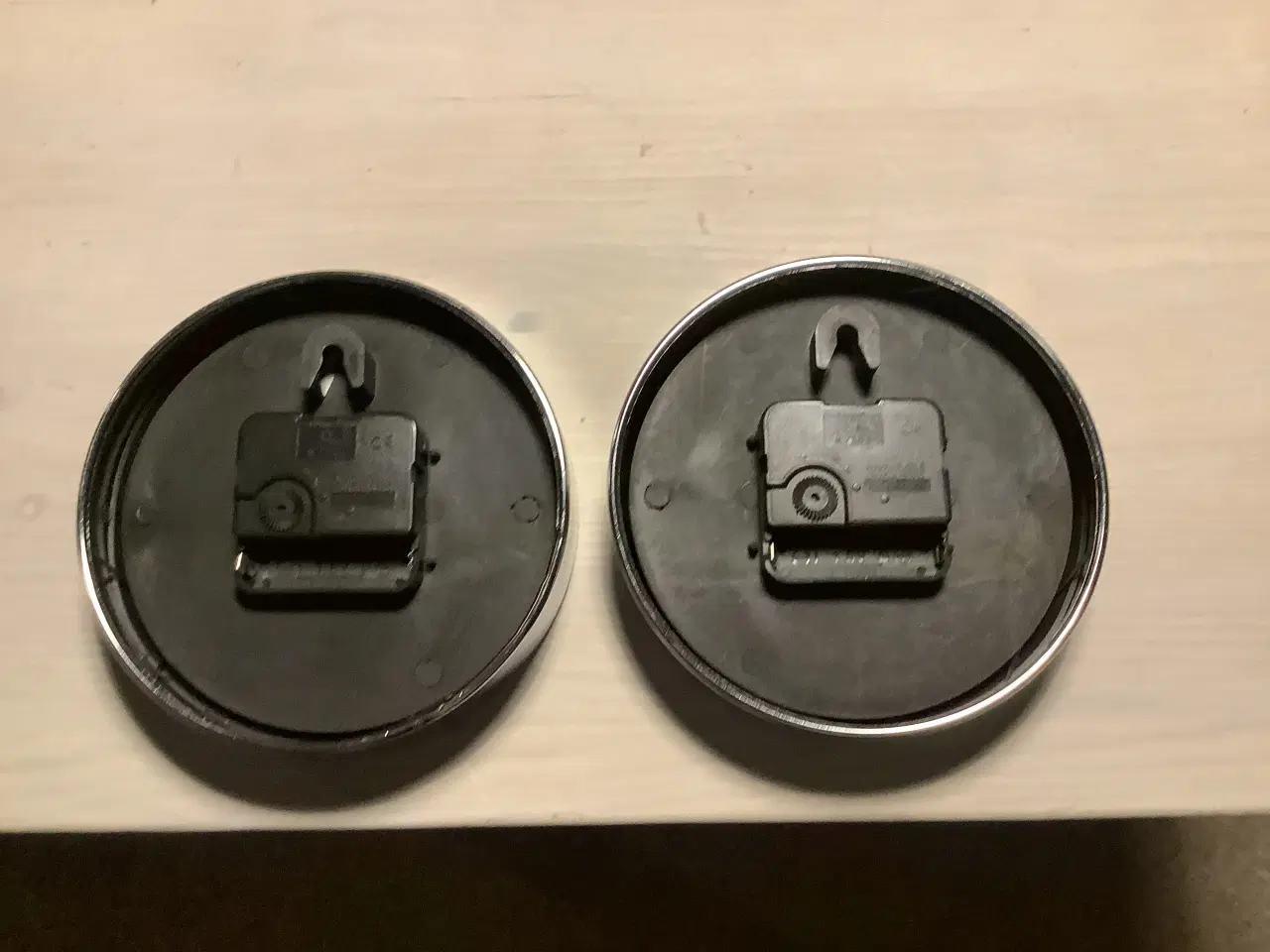 Billede 2 - 2 små vægure