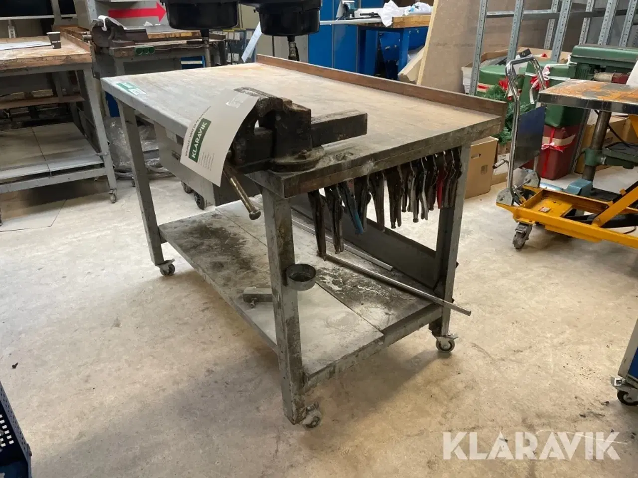 Billede 7 - Arbejdsbord på hjul med skruestik