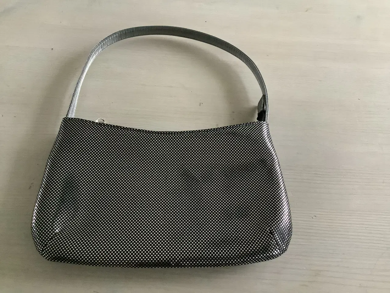 Billede 1 - Selvskabstaske grå i kunstlæder til kvinde.