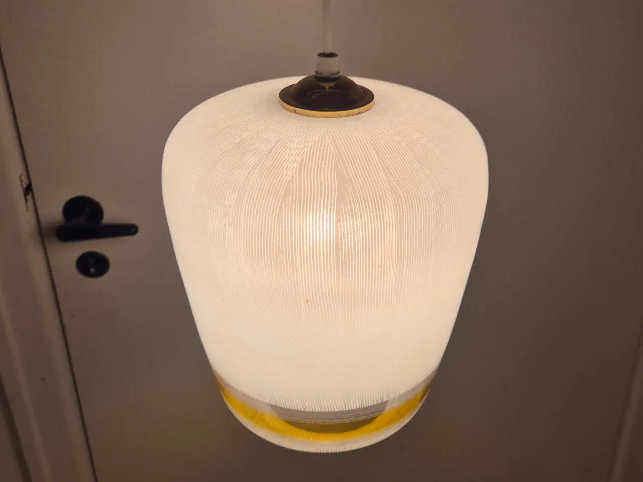 Billede 3 - Smuk glaslampe med gylden ring