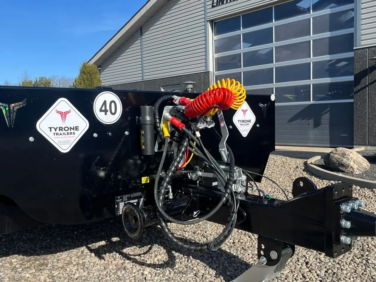 Billede 11 - Tyrone 27TLL . Affjedret træk og affjedret aksler. Med hydrauliske ramper og værktøjskasse